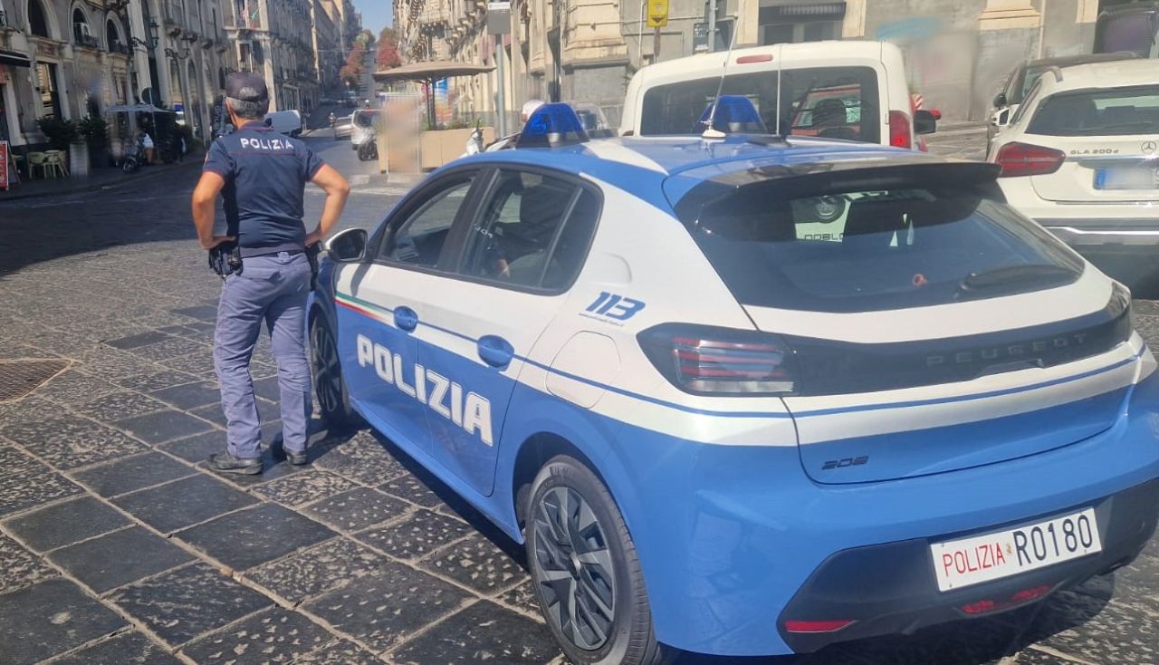 Catania, minaccia il vicino con una mannaia e un coltello per soldi: arrestato straniero