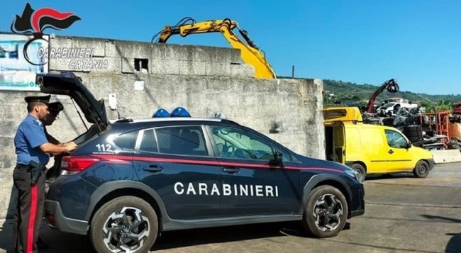 Reati ambientali nel Catanese, sequestrata un’area di autodemolizione