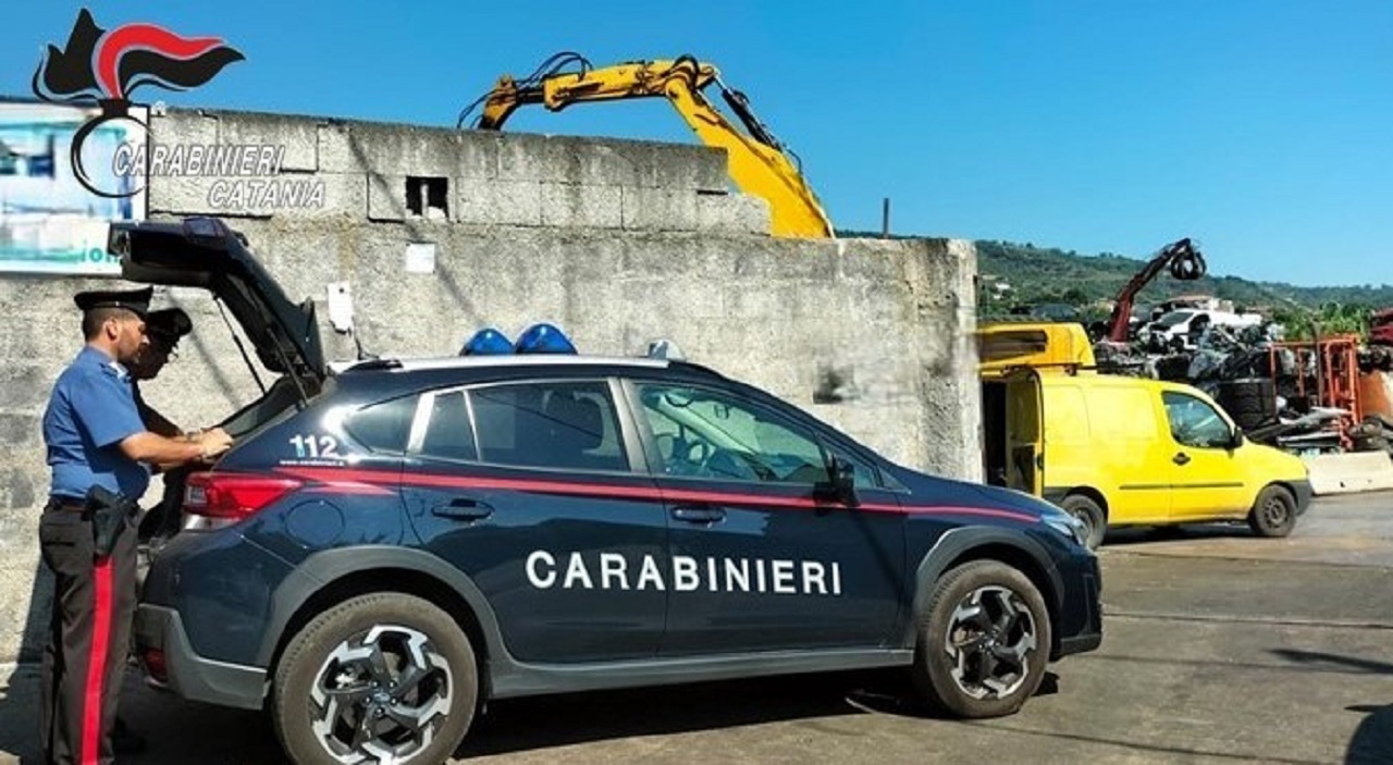 Reati ambientali nel Catanese, sequestrata un’area di autodemolizione
