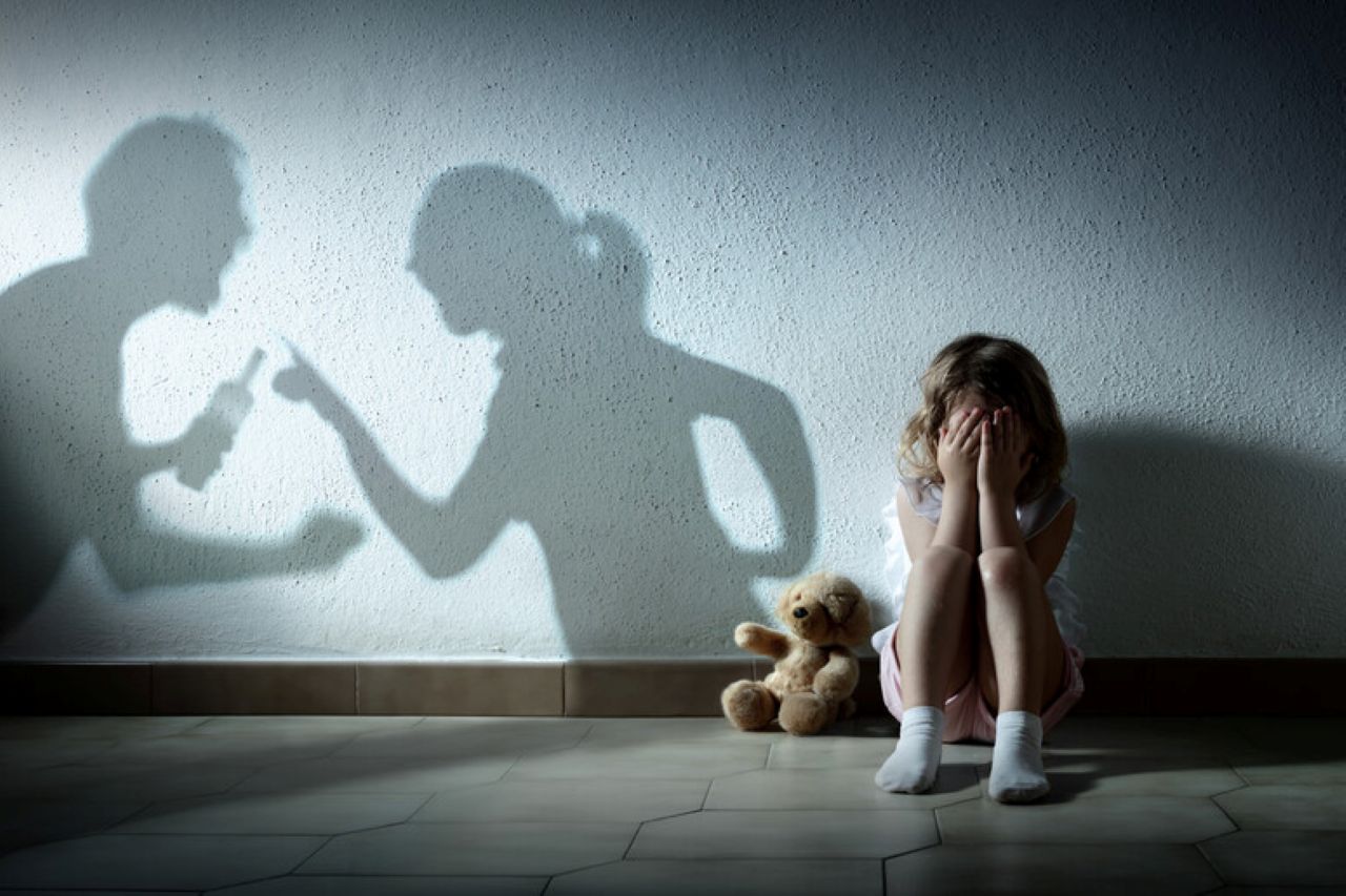 Modica, 50enne aggredisce la moglie davanti alla figlia piccola, ma lei chiama il 112