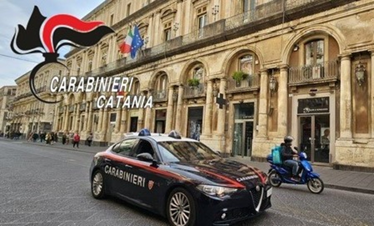 Catania, 26enne si rifiuta di dare le generalità e spintona i carabinieri