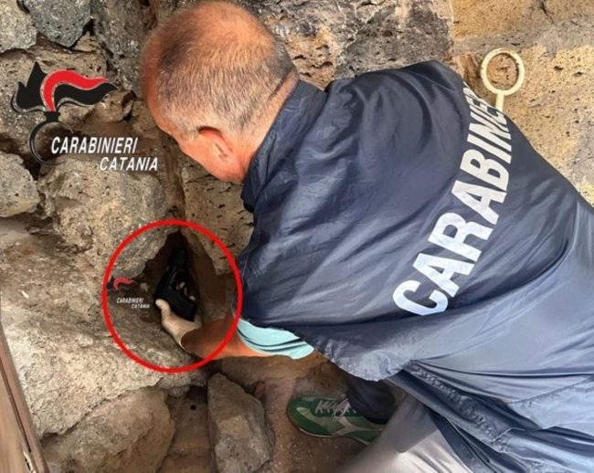 Santa Maria di Licodia, l’arma del padre nascosta tra le mura del garage: denunciato un uomo