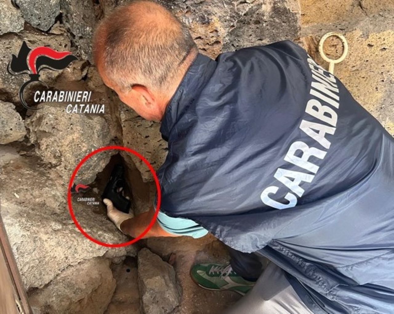 Santa Maria di Licodia, l’arma del padre nascosta tra le mura del garage: denunciato un uomo