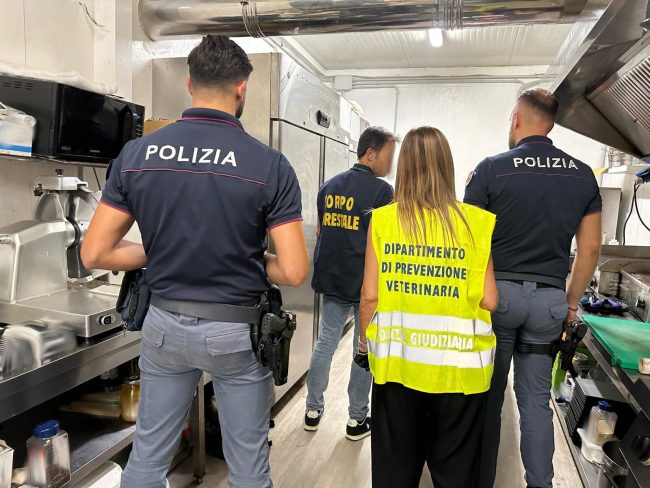 Controlli in uno stabilimento balneare di Aci Castello: sequestrati 63 kg di alimenti e sanzioni per oltre 5mila euro