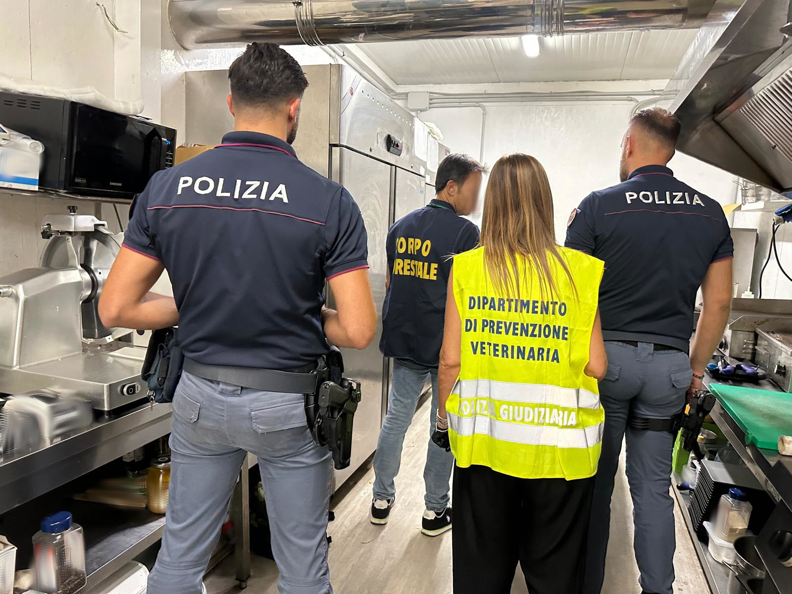Controlli in uno stabilimento balneare di Aci Castello: sequestrati 63 kg di alimenti e sanzioni per oltre 5mila euro