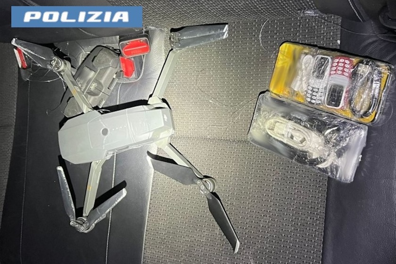 Catania, usano un drone per far arrivare cellulari ai detenuti