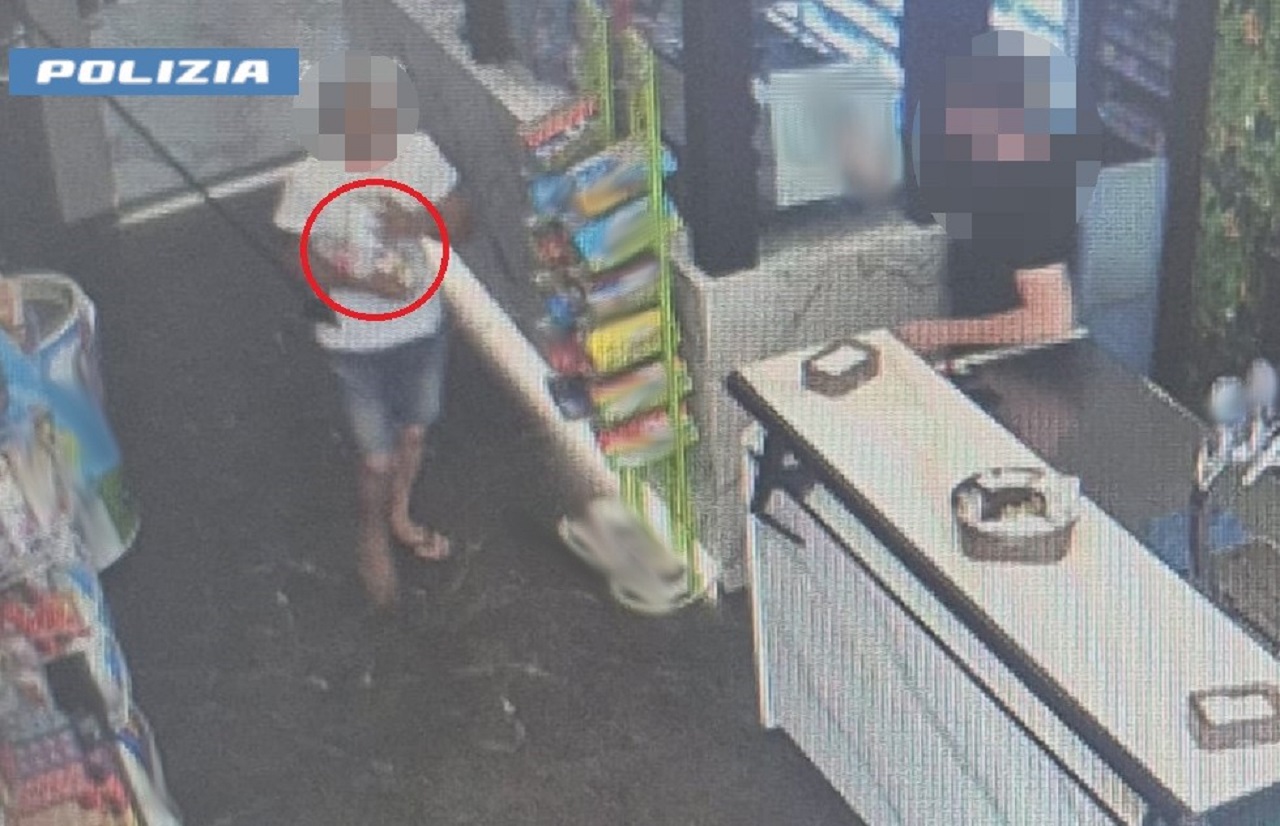 Catania, scorta di sigarette con la carta di credito appena rubata