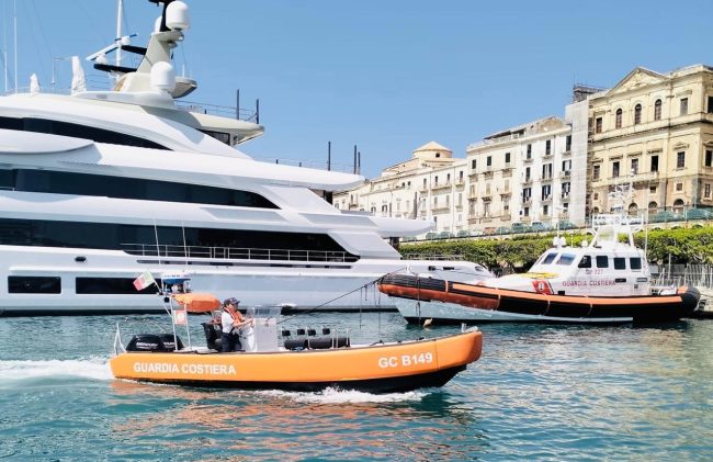 Siracusa, mare in tempesta: affonda un acquascooter, salvate 4 persone