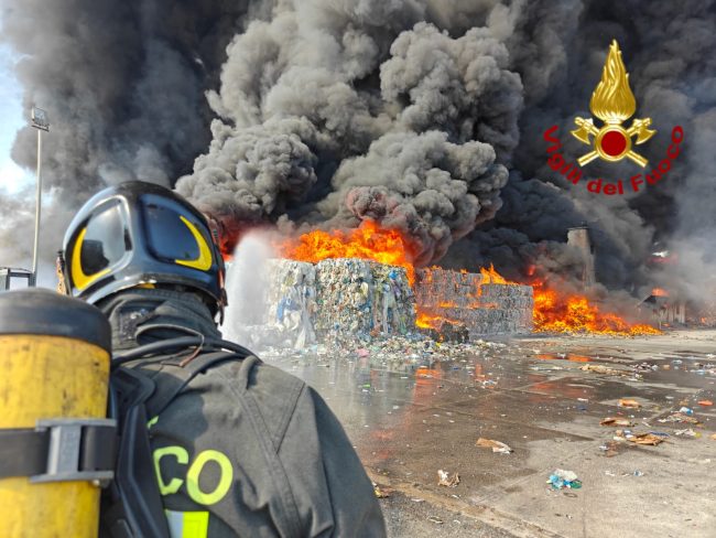 Vasto incendio in un’azienda della Zona Industriale di Catania