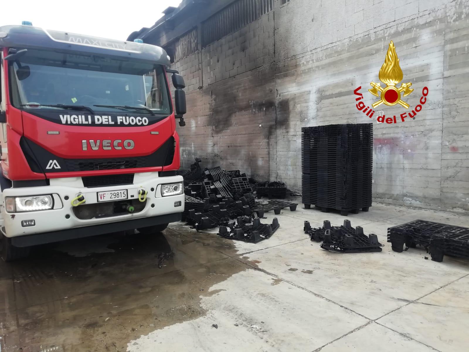 L’incendio di ieri a Motta Sant’Anastasia, il rogo in via Carducci e i Vigili del Fuoco in azione