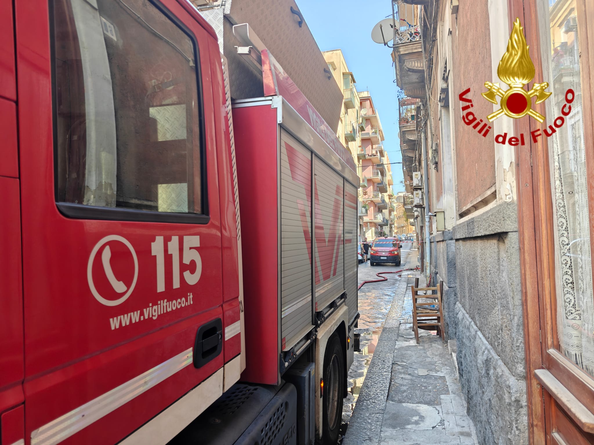 Catania, incendio in via Cilea: evacuato uno stabile, un intossicato in ospedale