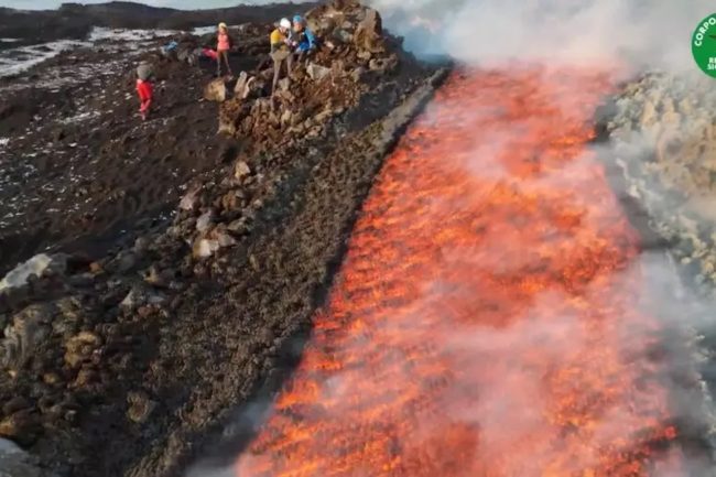 Etna in piena attività: emissioni di cenere e lava da tre bocche