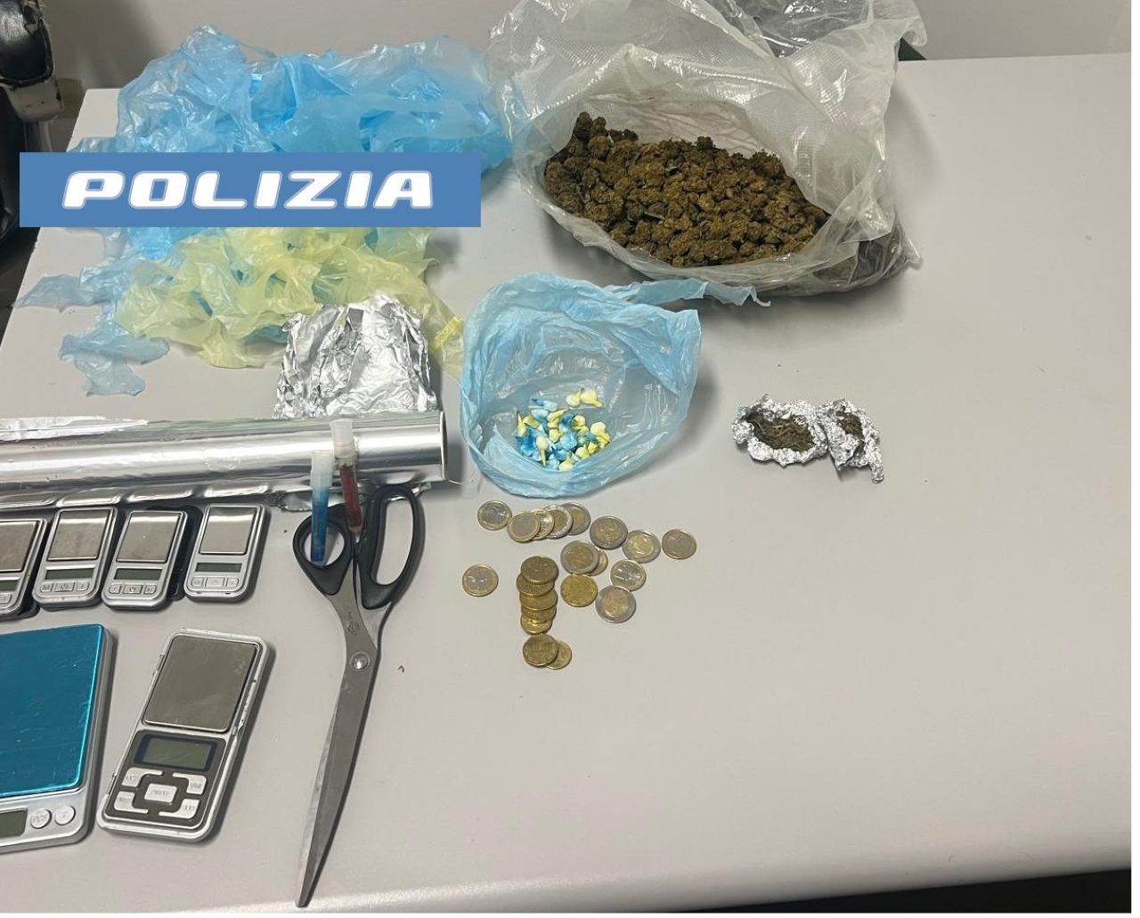 Adrano, arrestato 21enne per spaccio di cocaina e marijuana