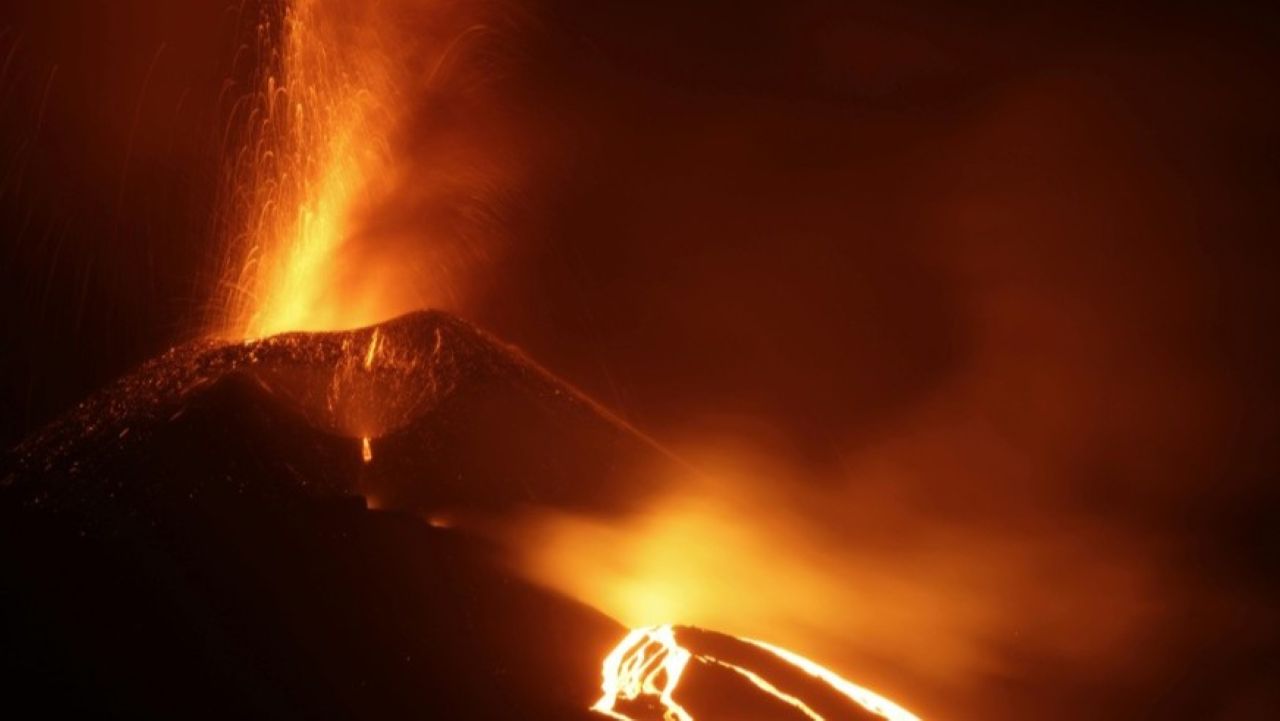Etna, l’attività eruttiva non si ferma: colata lavica vicino alla pista Altomontana