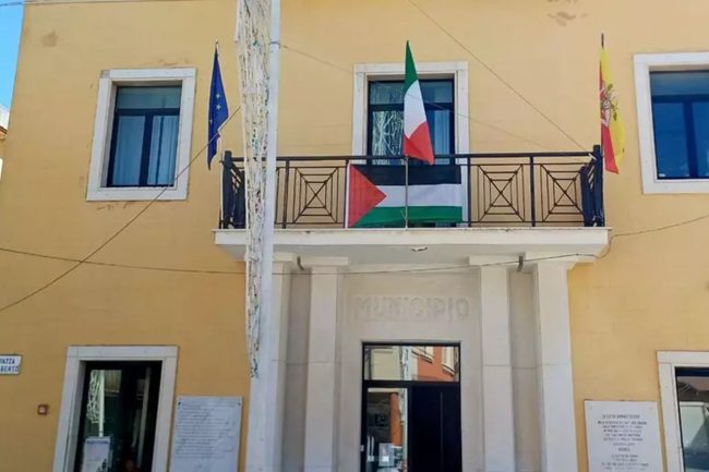 Montedoro espone la bandiera palestinese: “Un gesto di pace, non possiamo restare indifferenti”