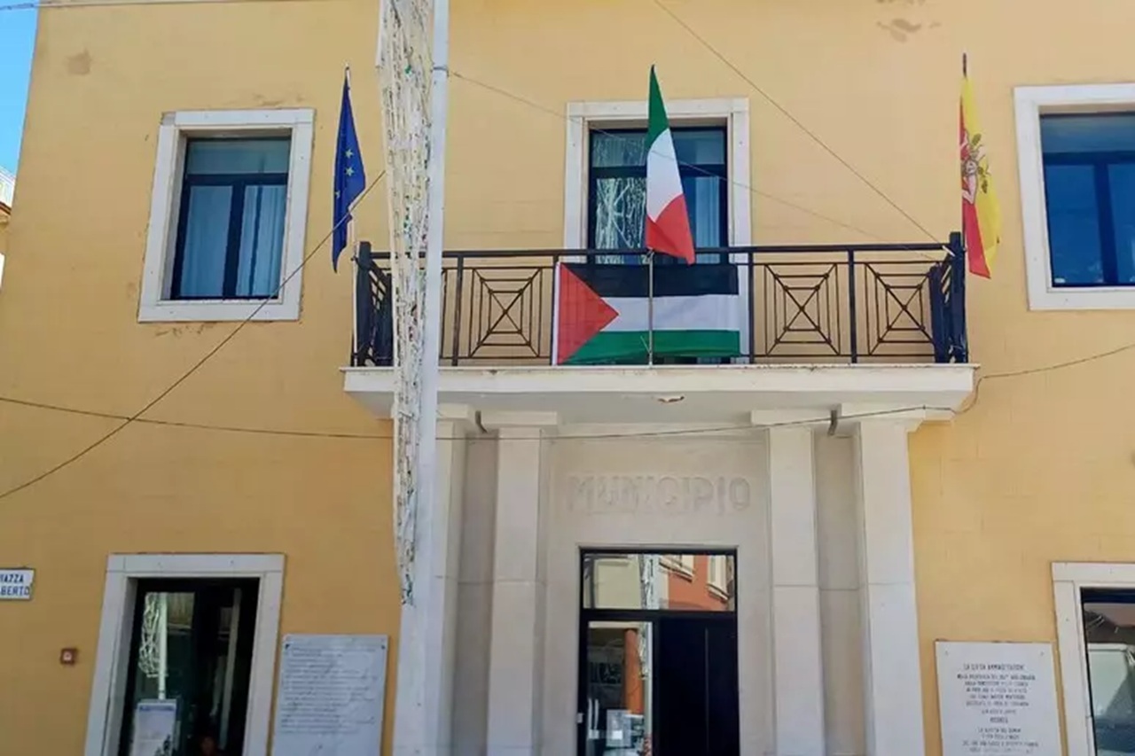 Montedoro espone la bandiera palestinese: “Un gesto di pace, non possiamo restare indifferenti”