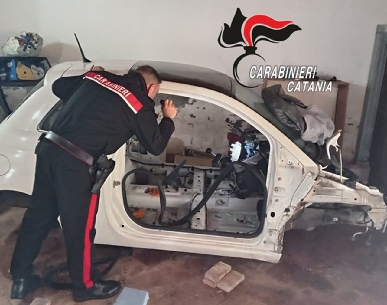 Belpasso, cocaina in casa e una Fiat 500 rubata in garage: 42enne denunciato