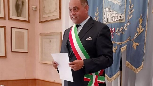 Valverde, il sindaco colpito in piazza dal consigliere d’opposizione