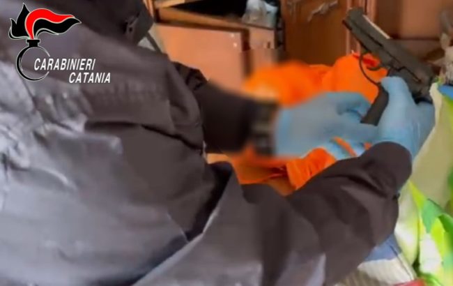 Catania, armi clandestine pronte a sparare: 48enne arrestato in via Zurria