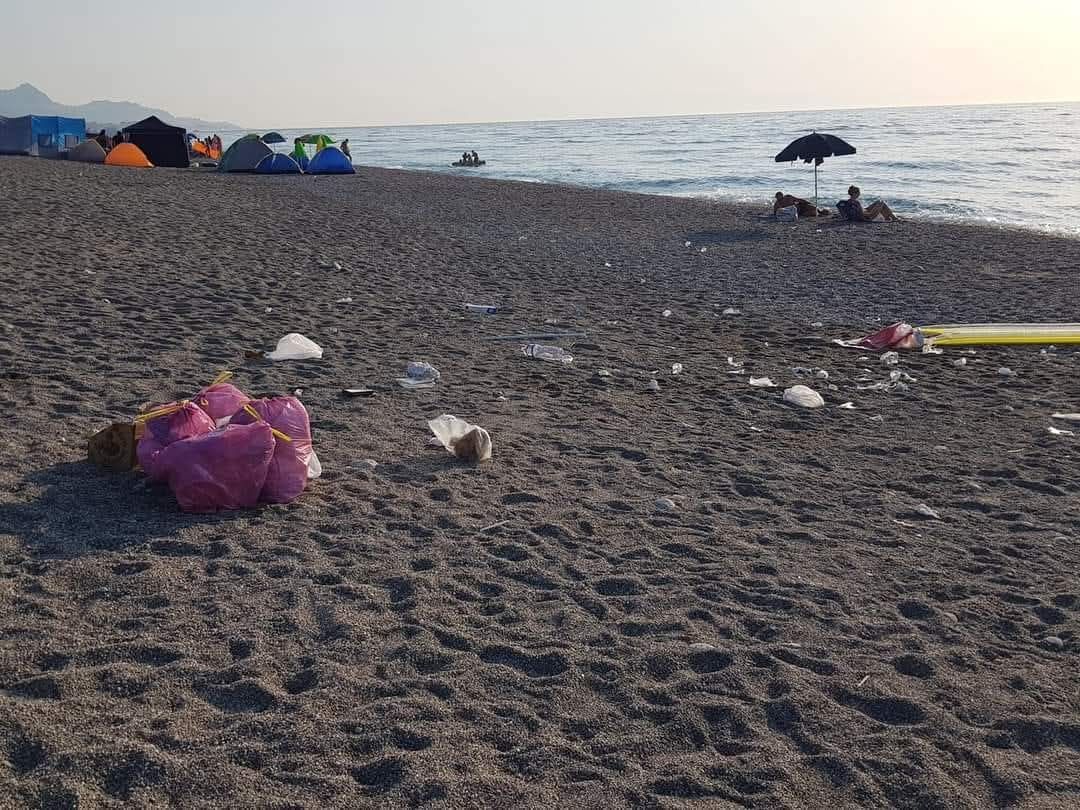 Dal brindisi al degrado, come roviniamo il mare in una notte: l’eredità amara di Ferragosto