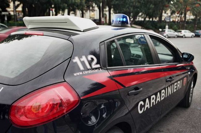 Versa olio bollente su un cane e aggredisce dei carabinieri in caserma