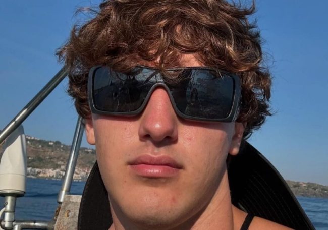 Francesco, il “profumo amaro” della polemica online quando il dolore viene ignorato