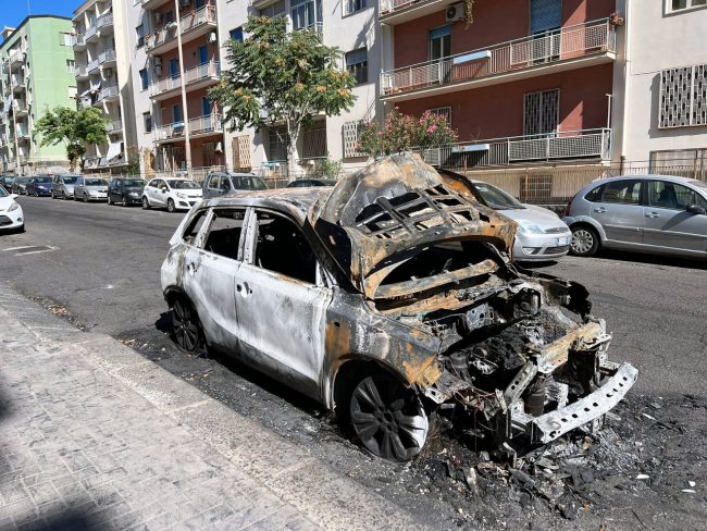 Catania, l’appello del Comitato Vulcania di rimuovere l’auto andata in fiamme e lasciata in via Carducci