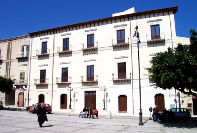 Assenteismo al comune di Favara: colleghi timbrano al posto di altri mentre vanno al mercato o a casa