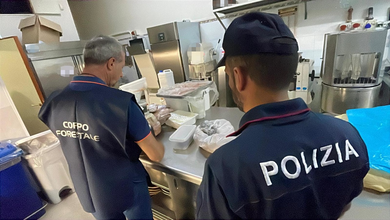 Controlli a Bronte, sequestrati alimenti non tracciati in un bar