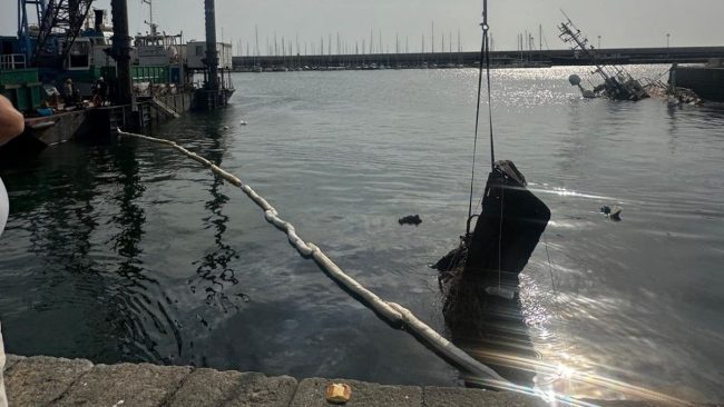 Al via la rimozione dei relitti al Porto di Catania: demolite 14 barche abbandonate