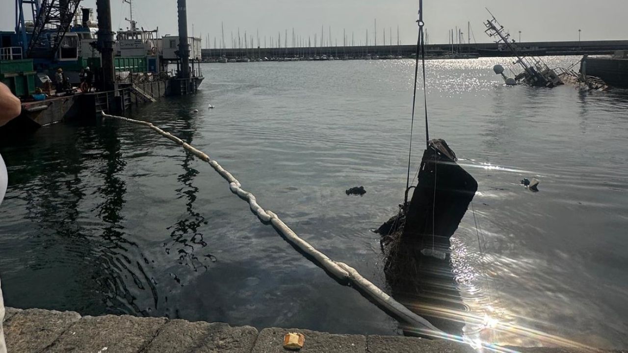 Al via la rimozione dei relitti al Porto di Catania: demolite 14 barche abbandonate