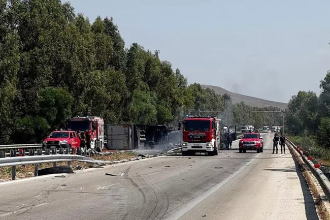 Paura sull’A29: camion si ribalta, invade l’opposta corsia e prende fuoco