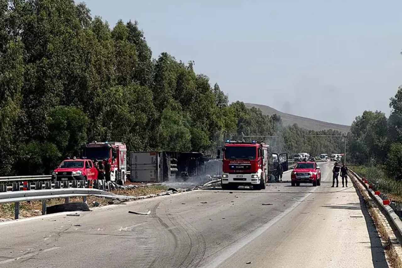 Paura sull’A29: camion si ribalta, invade l’opposta corsia e prende fuoco