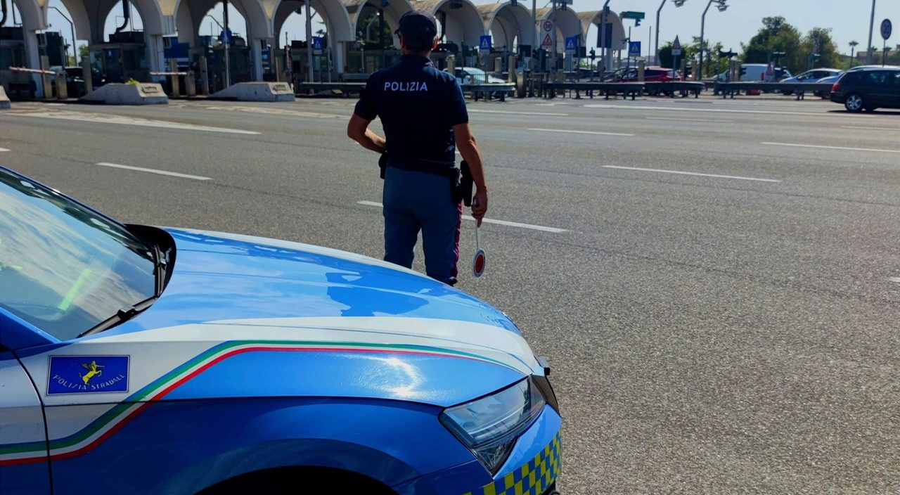 Catania, mostra i documenti del cognato senza patente per eludere i controlli stradali: denunciato