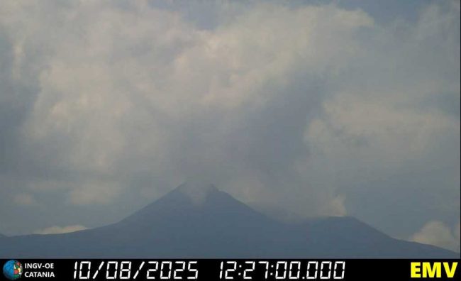 Etna, si apre una nuova bocca effusiva: colata lavica diretta a sud