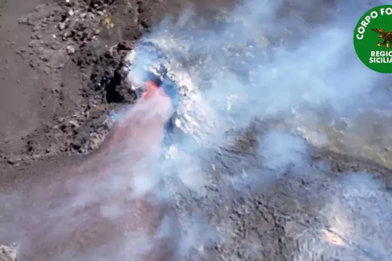 Etna in piena attività: due colate laviche ancora alimentate