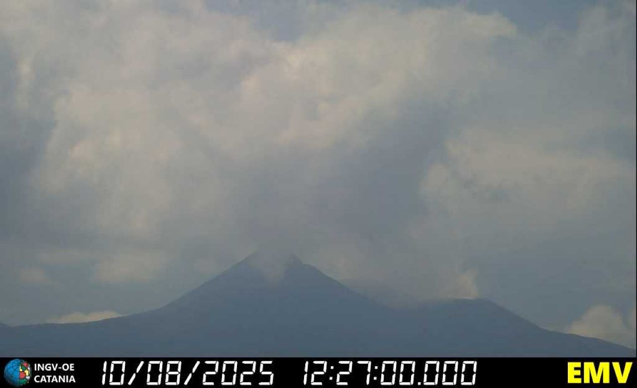 Etna, si apre una nuova bocca effusiva: colata lavica diretta a sud