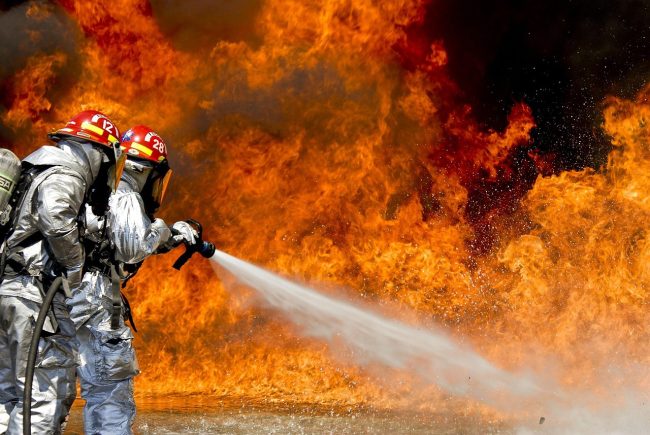 Vasto incendio a Marina di Palma: 100 evacuati e abitazioni minacciate
