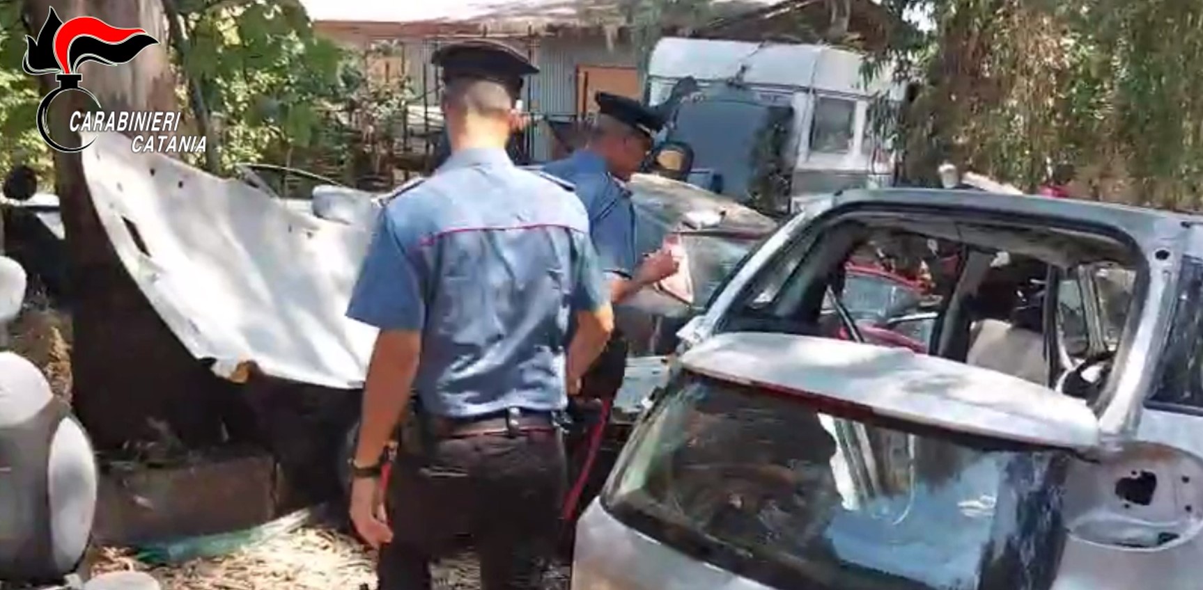 Aci Sant’Antonio, scoperta officina abusiva di auto rubate – VIDEO