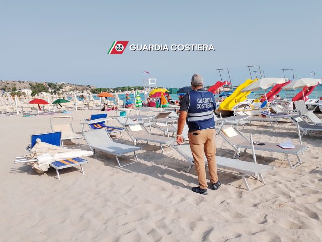 San Vito Lo Capo, blitz in spiaggia: sequestrati 70 ombrelloni e 52 lettini occupati abusivamente