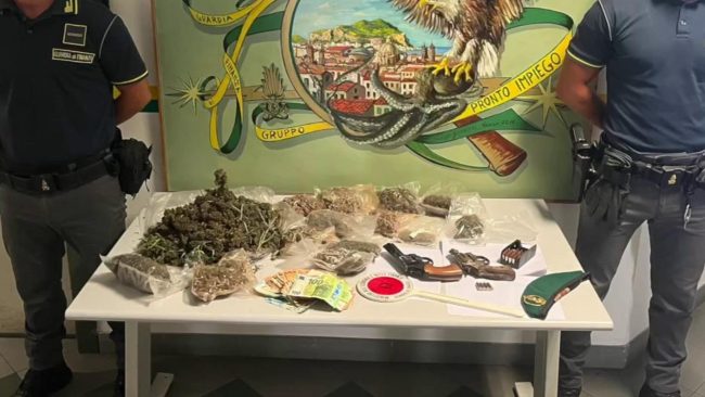 Palermo, scoperta serra di marijuana in villetta: arrestata coppia, trovate armi e allaccio elettrico abusivo