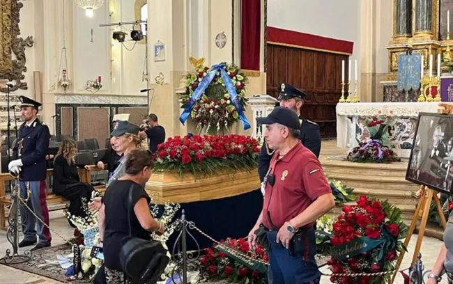 Bagno di folla e autorità a Militello in Val di Catania: i momenti salienti dei funerali di Pippo Baudo