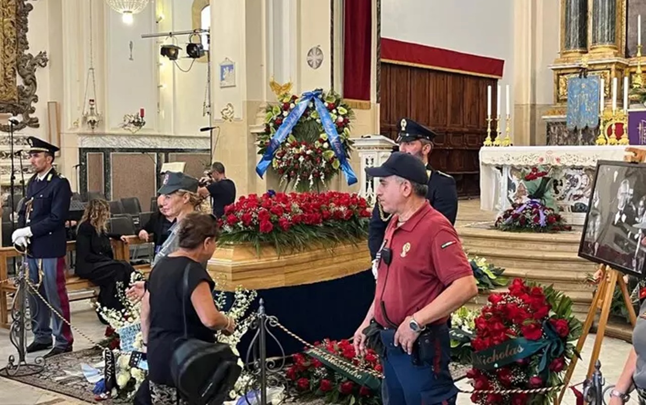 Bagno di folla e autorità a Militello in Val di Catania: i momenti salienti dei funerali di Pippo Baudo