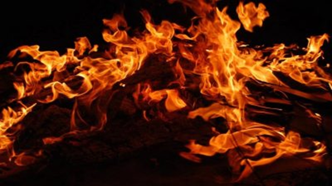 Marsala, dà fuoco alla casa di una parente perché “colpevole” dei suoi fallimenti: denunciato 53enne