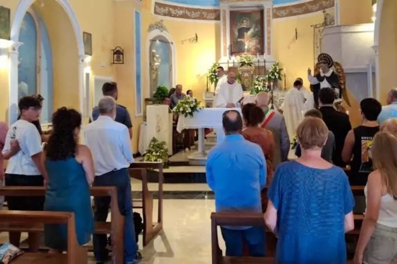 Ginostra, riaperta al culto dopo tre anni l’unica chiesa del borgo: grande emozione tra i residenti