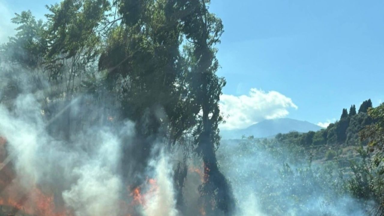 A18 in tilt, lunghe code per un incendio tra Giarre e Fiumefreddo