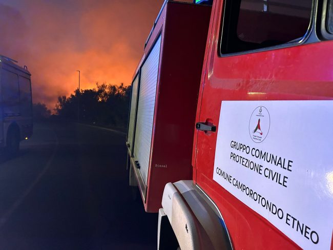 Camporotondo, l’incendio al Villaggio Sant’Antonio è sotto controllo. Resta l’ordinanza di evacuazione
