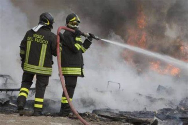 Palermo, trovato operaio della Rap morto in un terreno in fiamme in via Darenu