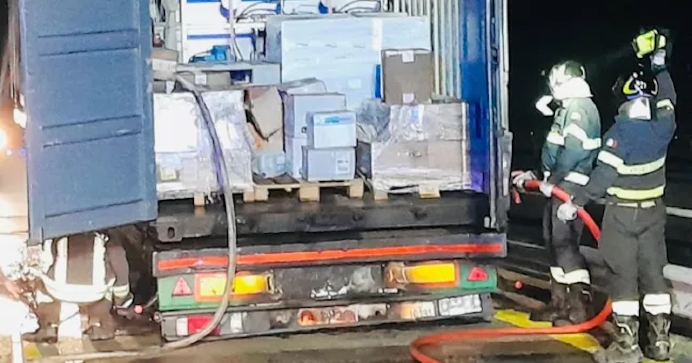 Un semirimorchio prende a fuoco: chiusa la A19 Palermo-Catania