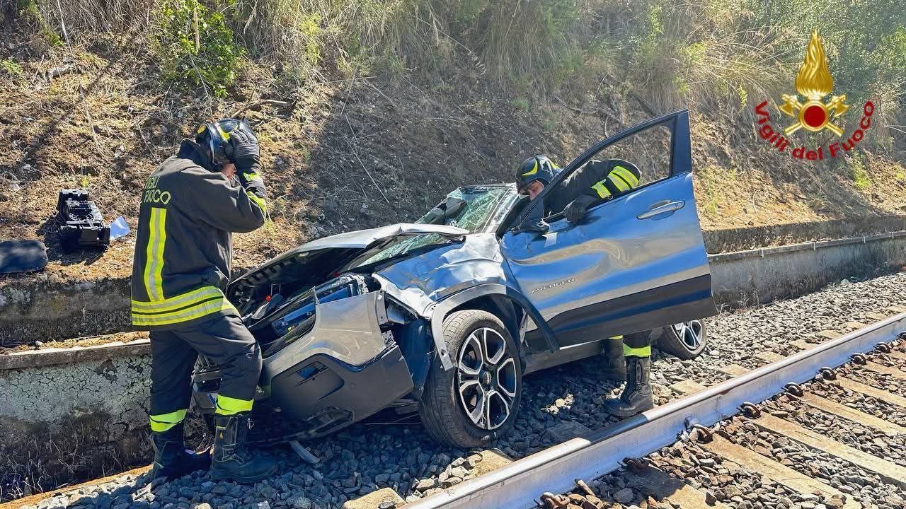 Cefalù, donna finisce con l’auto tra i binari: traffico ferroviario interrotto
